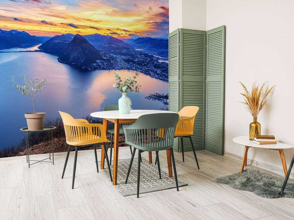 Bovenaanzicht op een stad met bergen