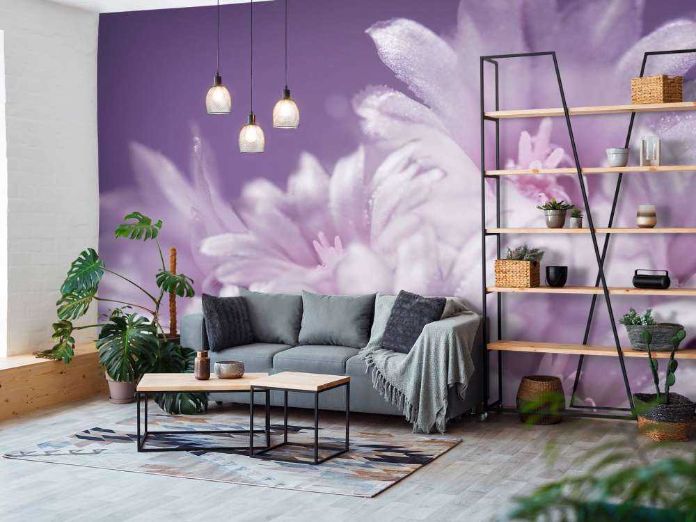 Roze bloemen met een paarse achtergrond