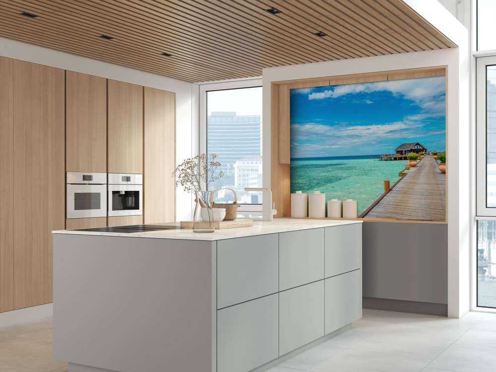 Houten steiger naar een bungalow