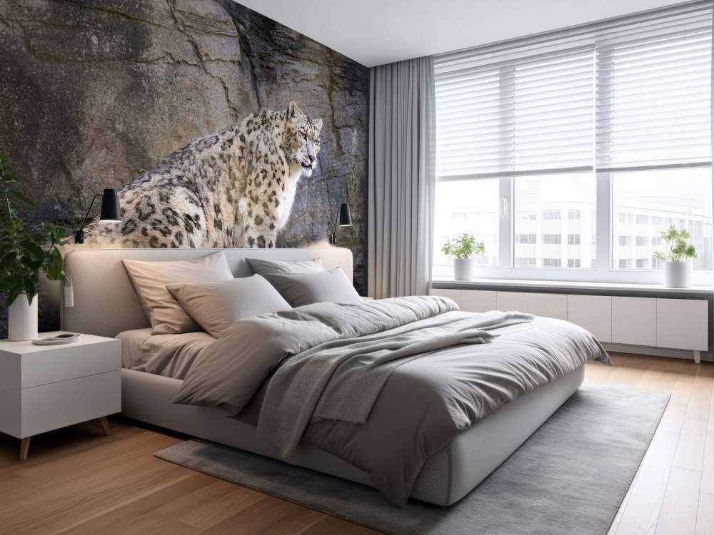 Volwassen sneeuwluipaard op een rots