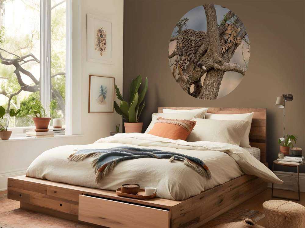 Luipaard krabt aan een boom