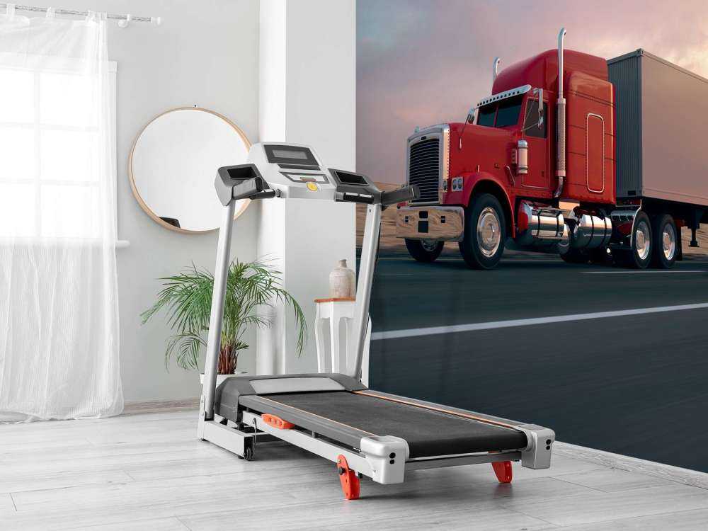 Rode Amerikaanse vrachtwagen bij zonsondergang