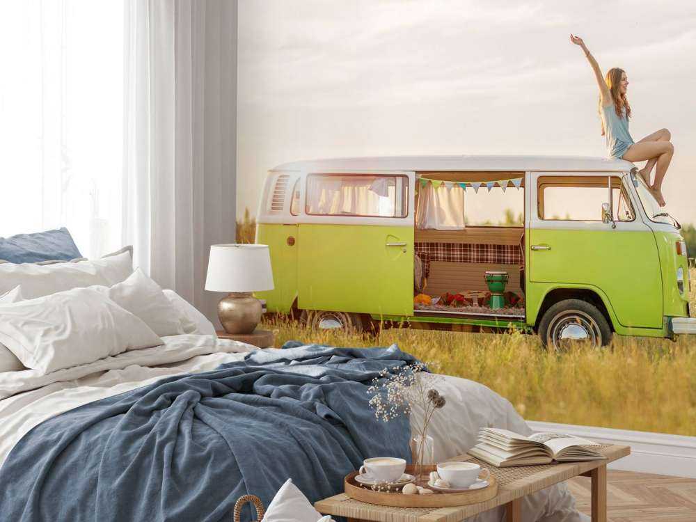 Een jonge vrouw geniet van haar rondreis