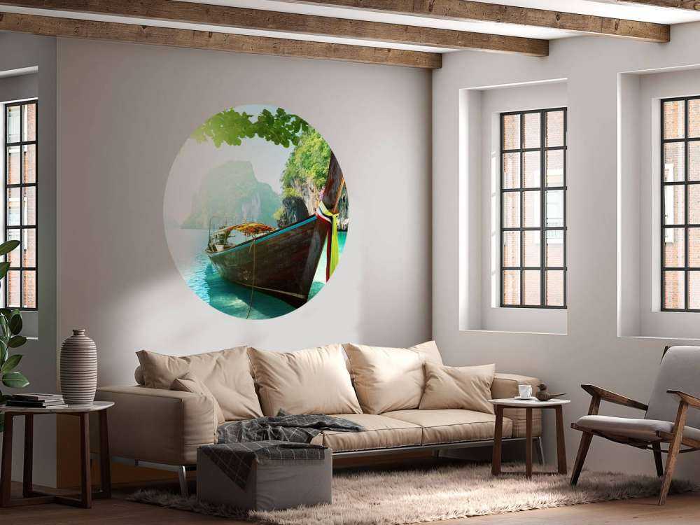 Thaise boot met eilanden op de achtergrond