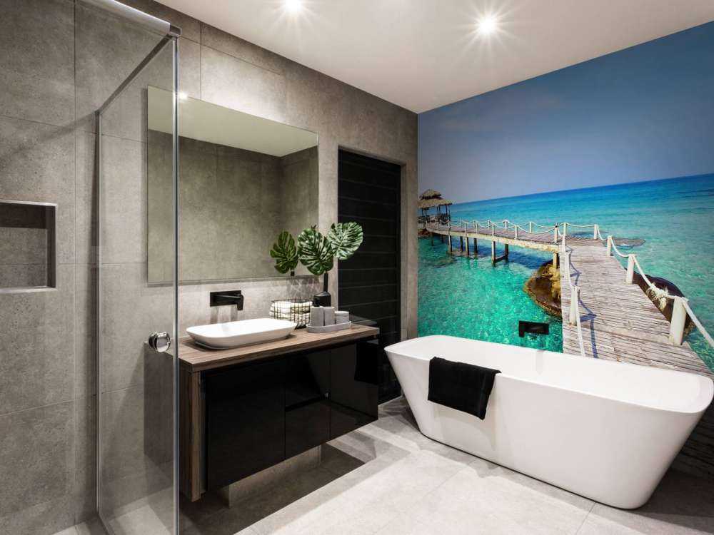 Zeesteiger op helder zeewater