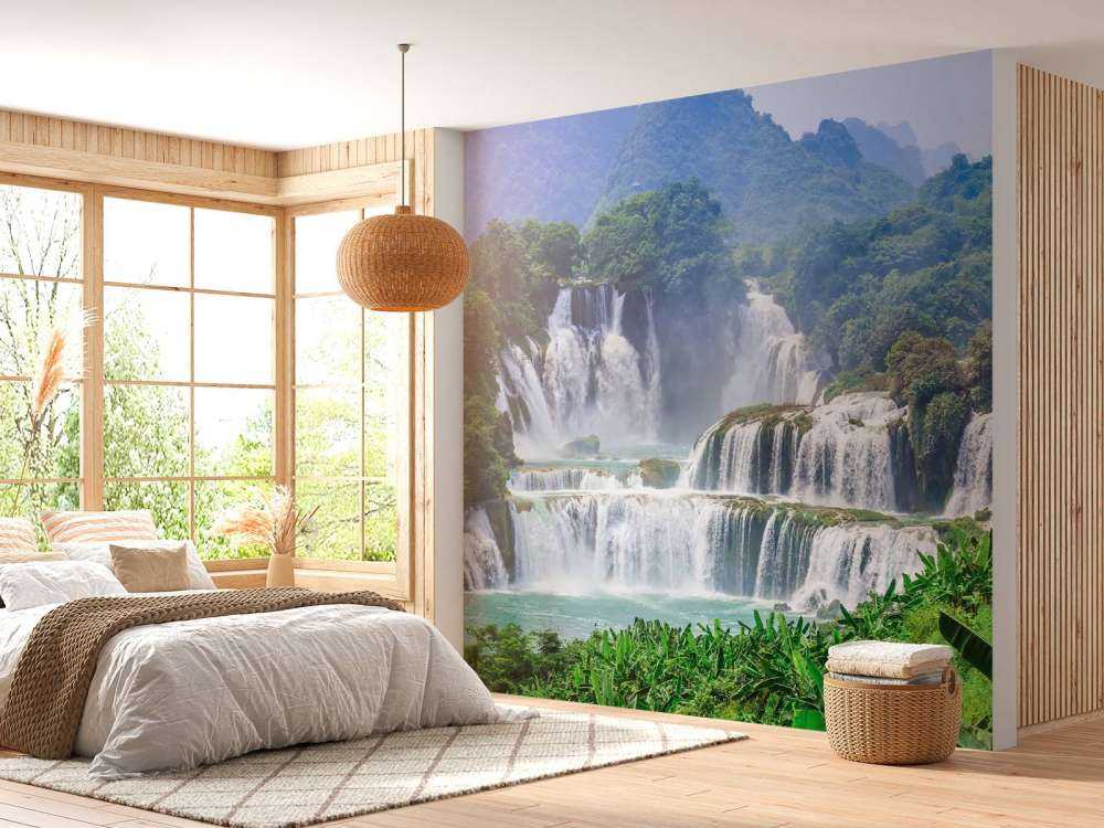 Prachtige waterval in de bergen