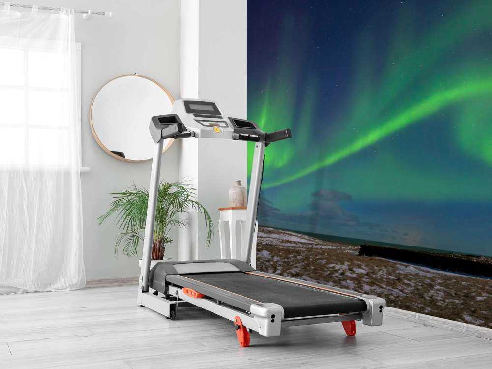 Noorderlicht boven een kerkje