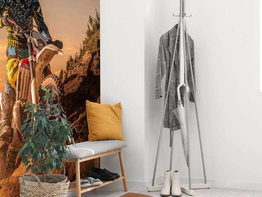 Crossmotor bij zonsondergang