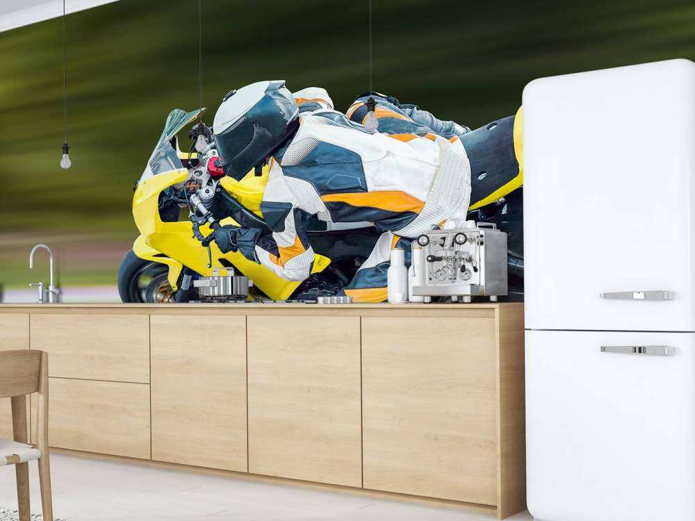 Gele motor maakt een scherpe bocht