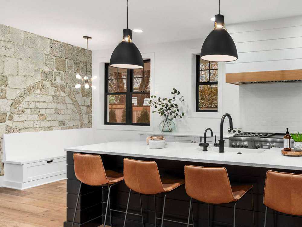 Oude stenen muur met boog