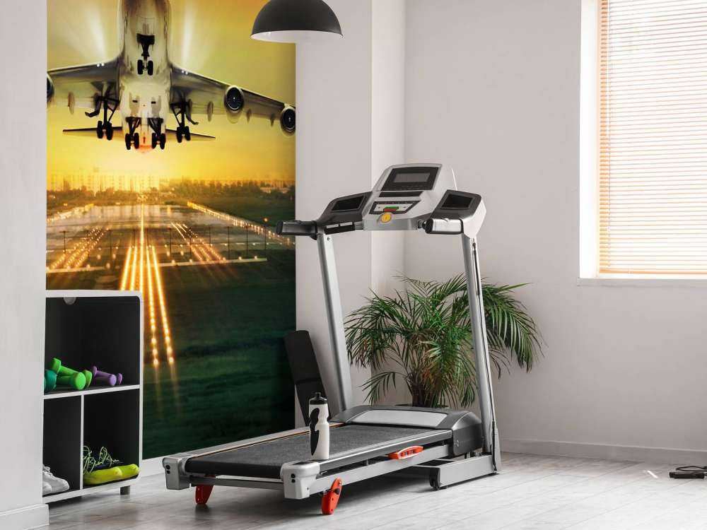 Passagiersvliegtuig stijgt op bij zonsondergang