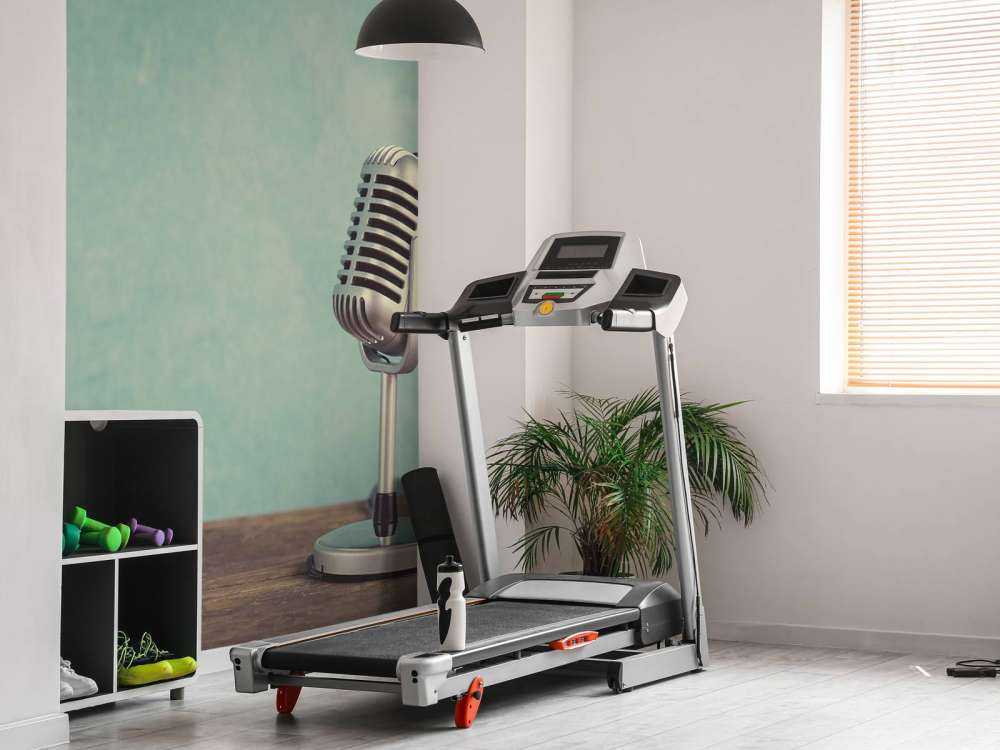 Klassieke microfoon met een blauwe achtergrond