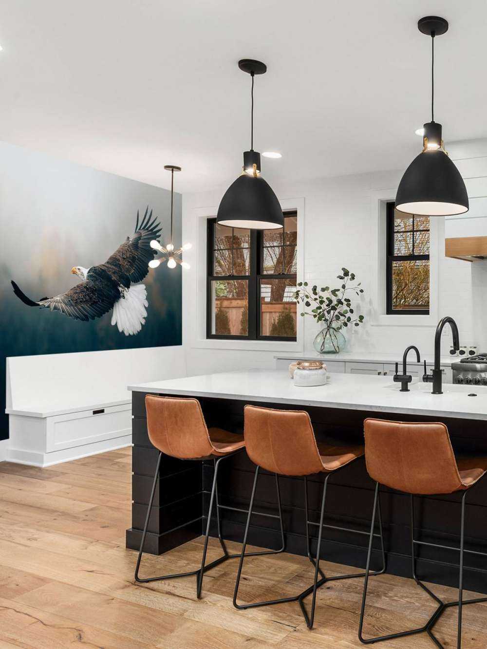 Zeearend boven het bos