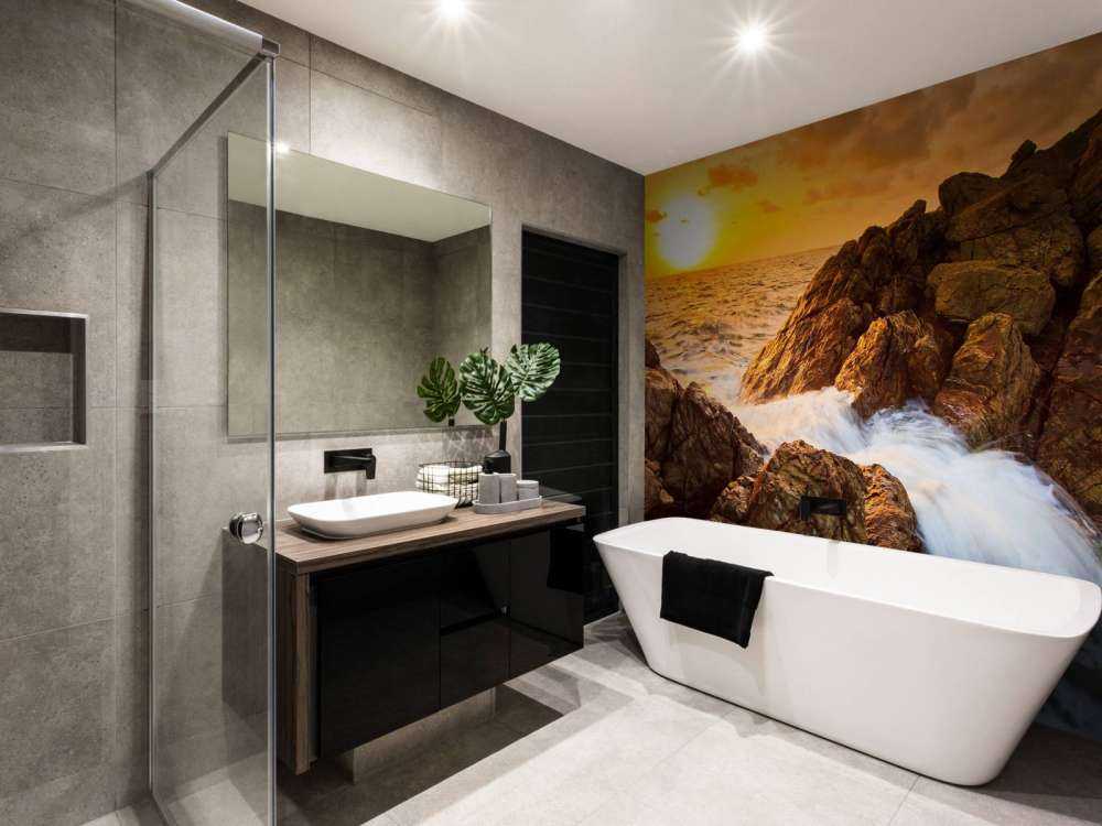 Zee met rotsen bij zonsondergang