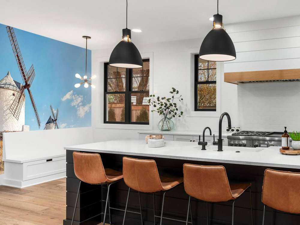 Zomerheuvel met witte windmolens