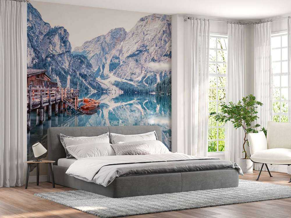 Bergmeer bij houten steiger