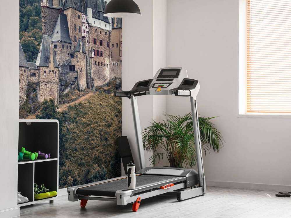 Kasteel tussen groene heuvels