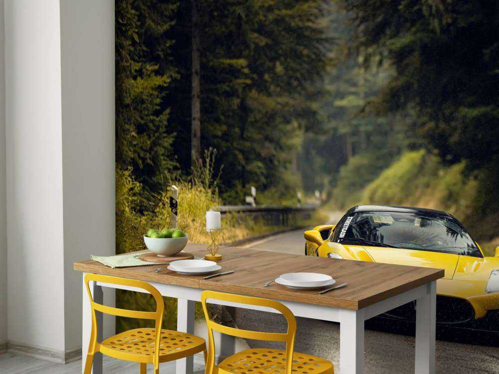 Gele Maserati in het groene woud