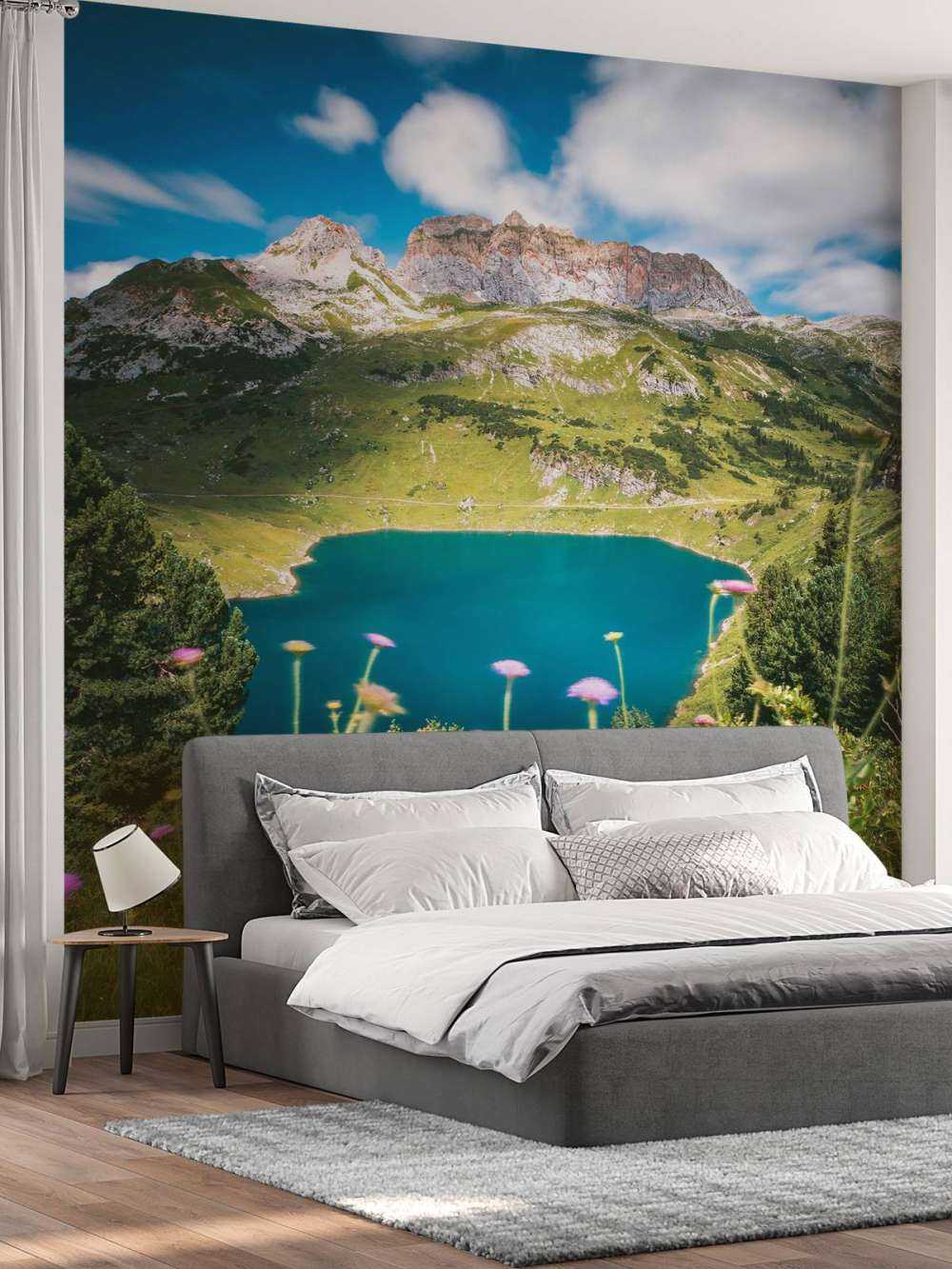 Bloemenweide aan helder bergmeer