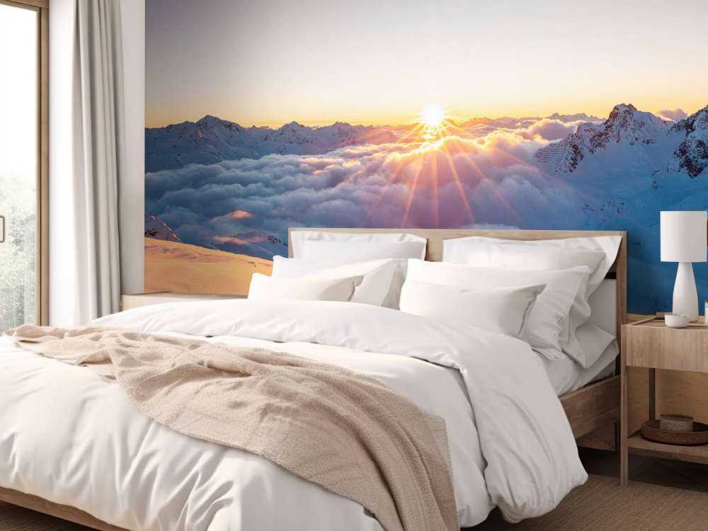 Zonlicht boven wolkendek in bergen