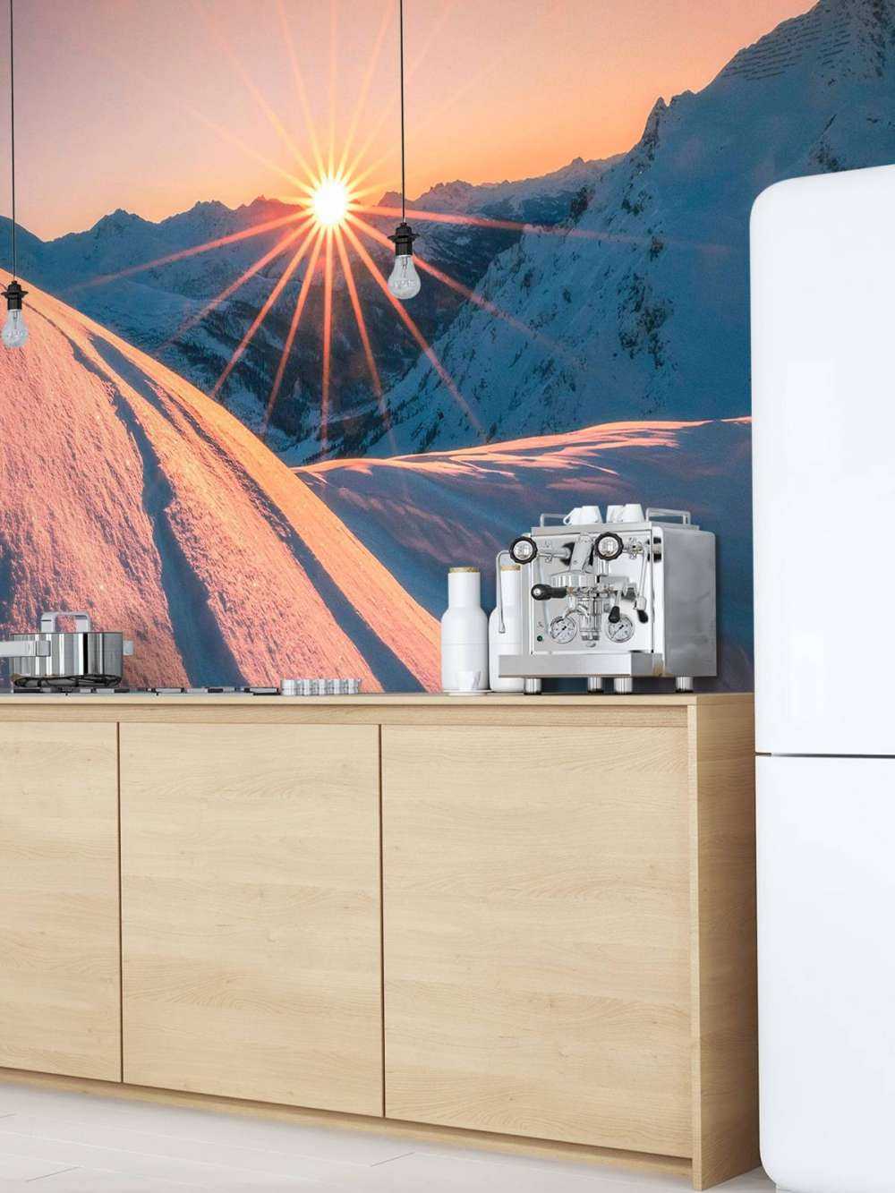 Zonlicht over besneeuwde helling