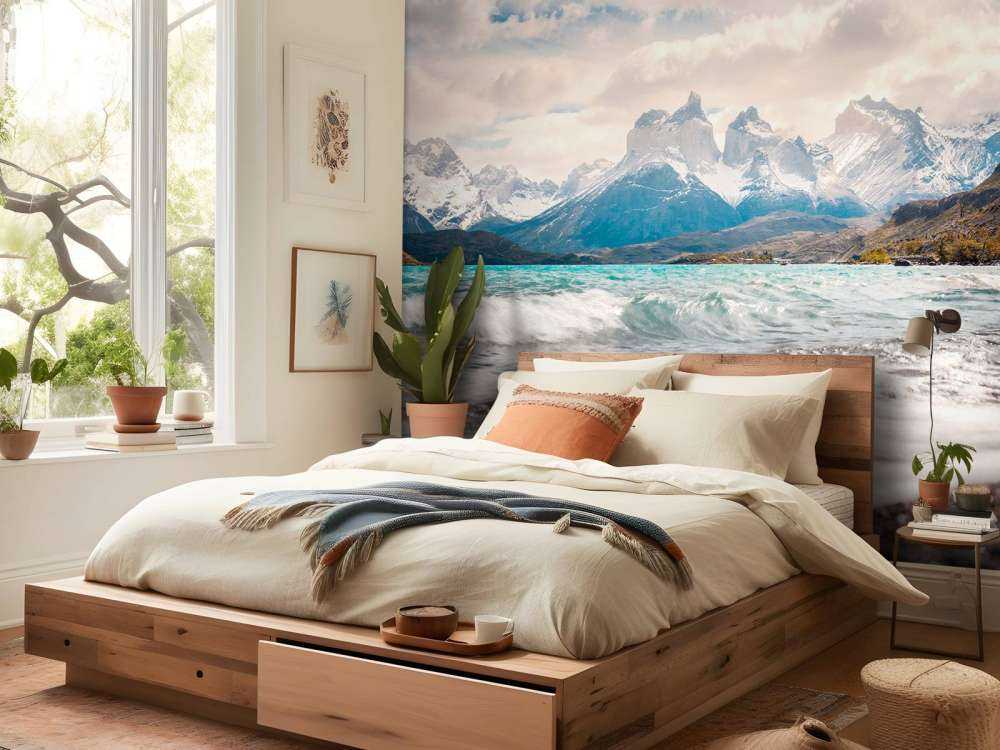 Turquoise bergmeer met golvende kust