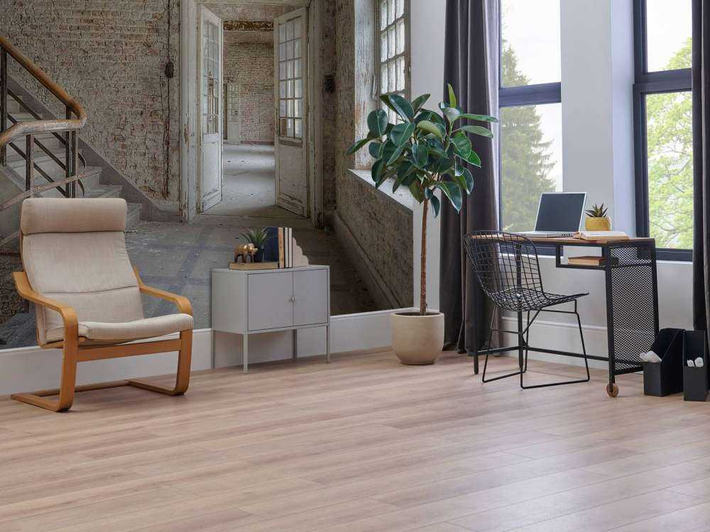 Lege gang met bakstenen muren