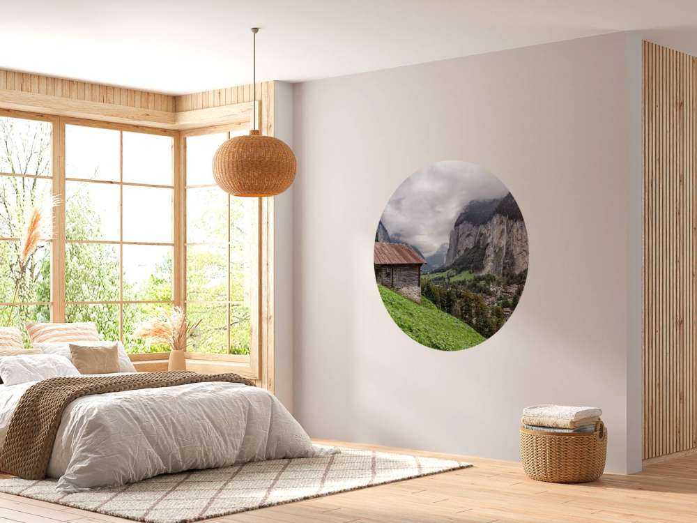 Bergvallei met houten berghut