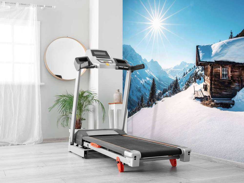 Winterzon boven houten berghut