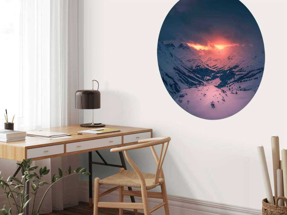 Avondgloed boven stil bergdal