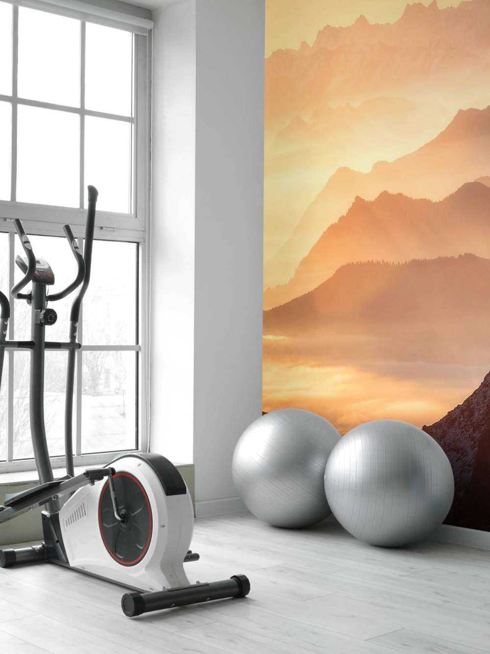 Gelaagde bergsilhouetten bij zonsopkomst