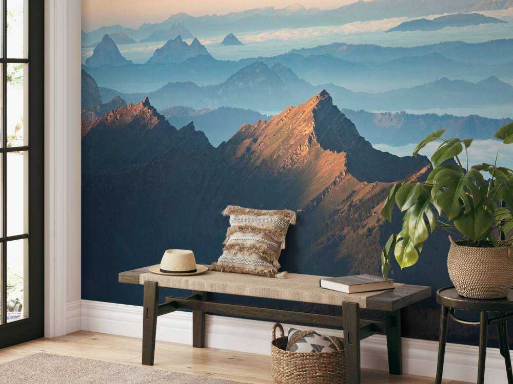 Bergkam in ochtendmist en zonlicht