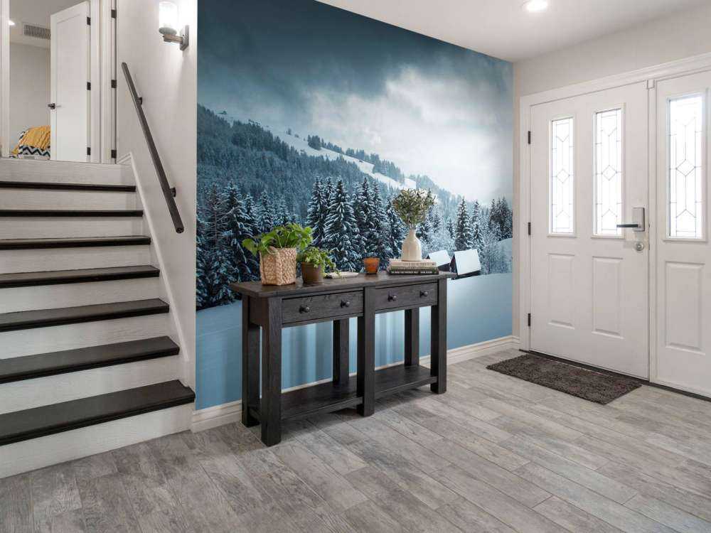 Besneeuwd dennenbos met houten hutten