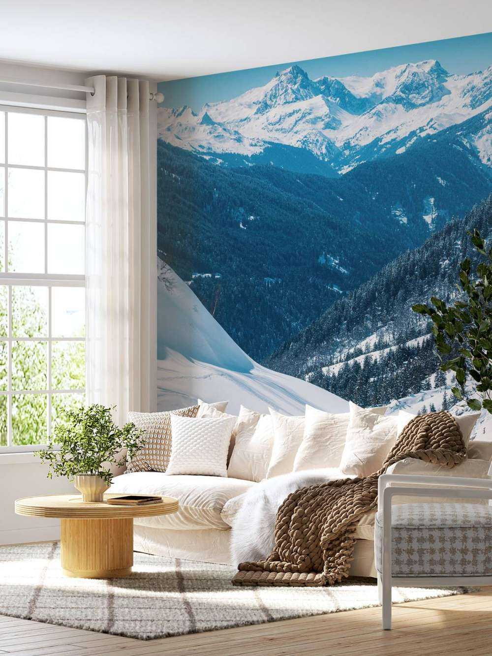 Diepblauwe alpentoppen in wintersneeuw