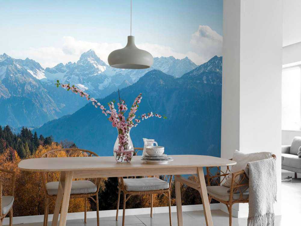 Herfstkleuren voor besneeuwde bergtoppen