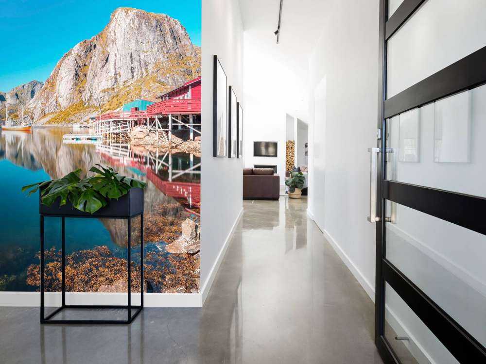 Rode huisjes aan fjordwater