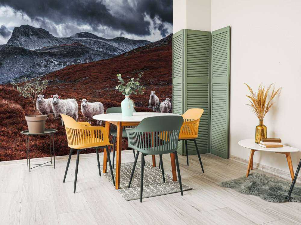 Schapen in roestkleurige bergen