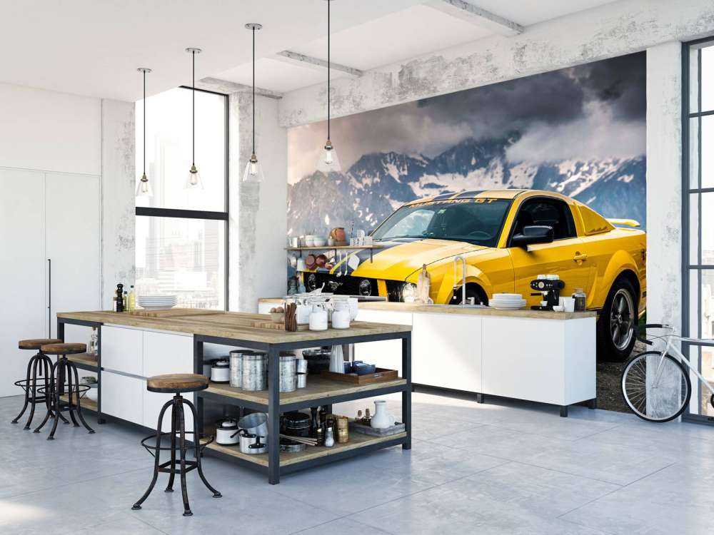 Gele mustang in berglandschap