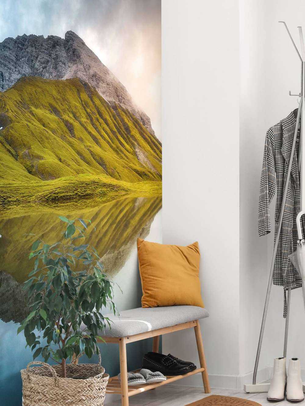 Bergtop weerspiegeld in ochtendlicht