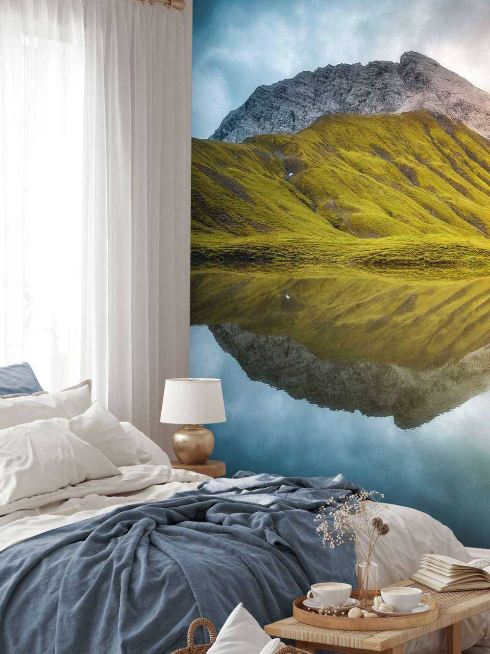 Bergtop weerspiegeld in ochtendlicht