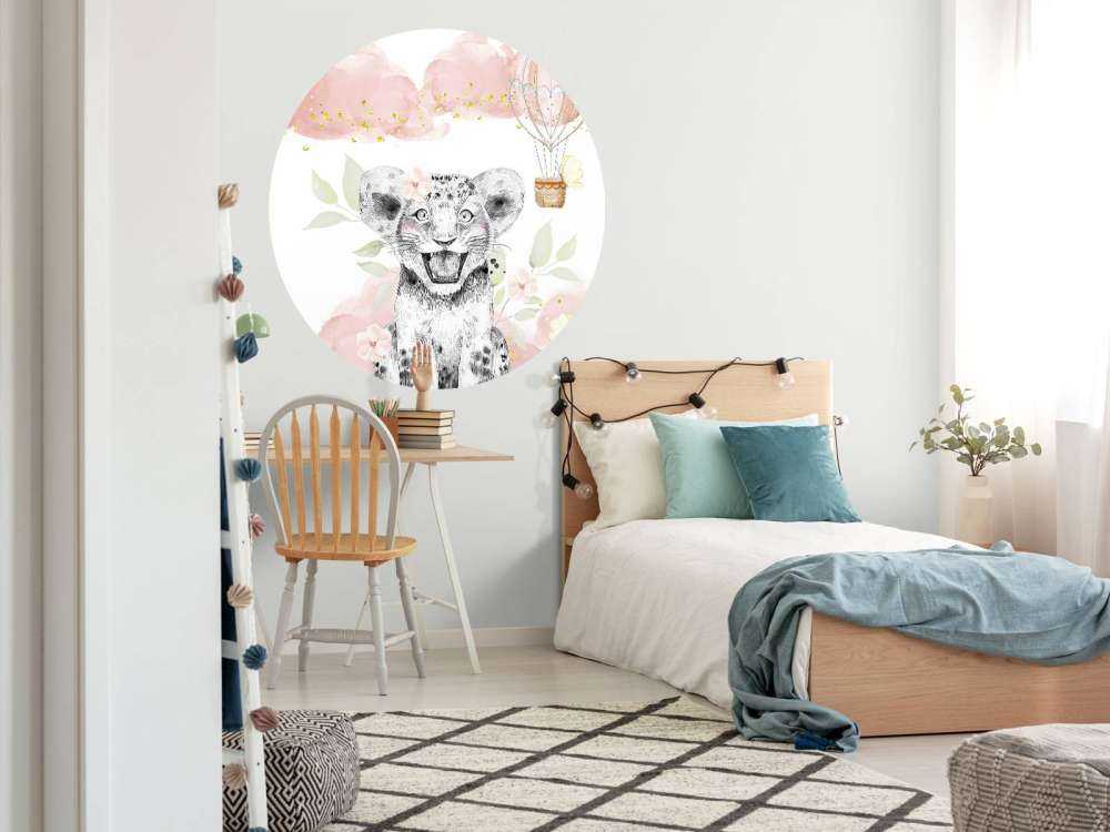 Vrolijke leeuwenwelp en luchtballo