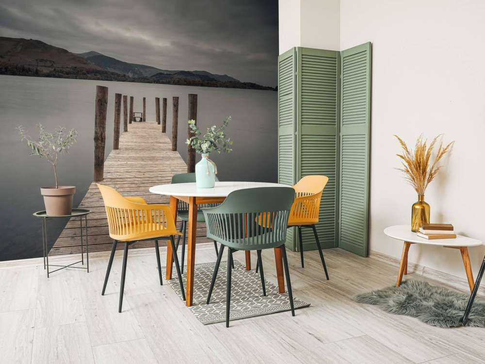 Steiger aan een rustig meer