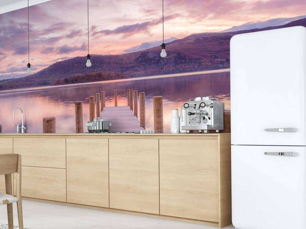 Houten steiger bij zonsondergang