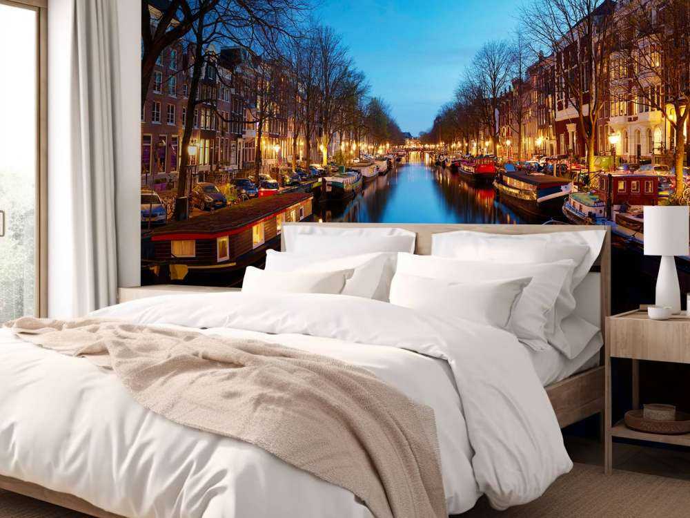 Woonboten langs verlichte gracht