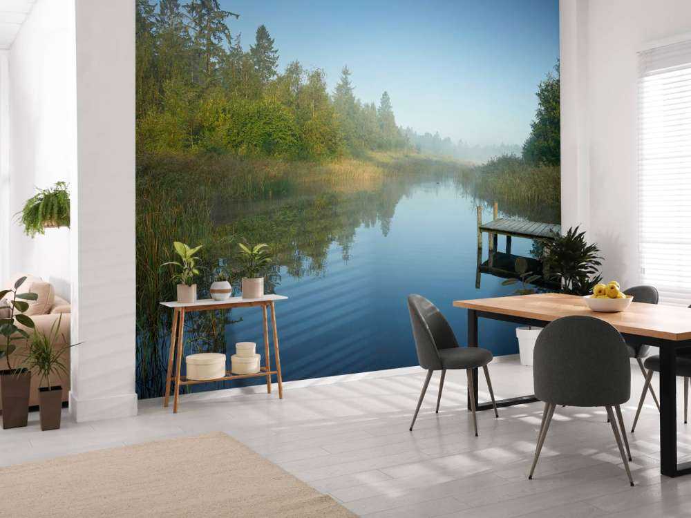 Houten steiger in het bos