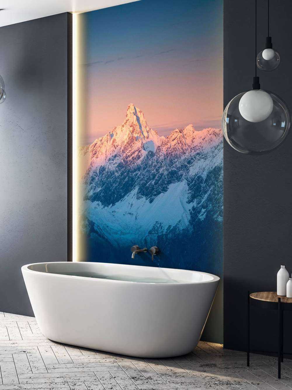 Avondlicht op besneeuwde bergtop