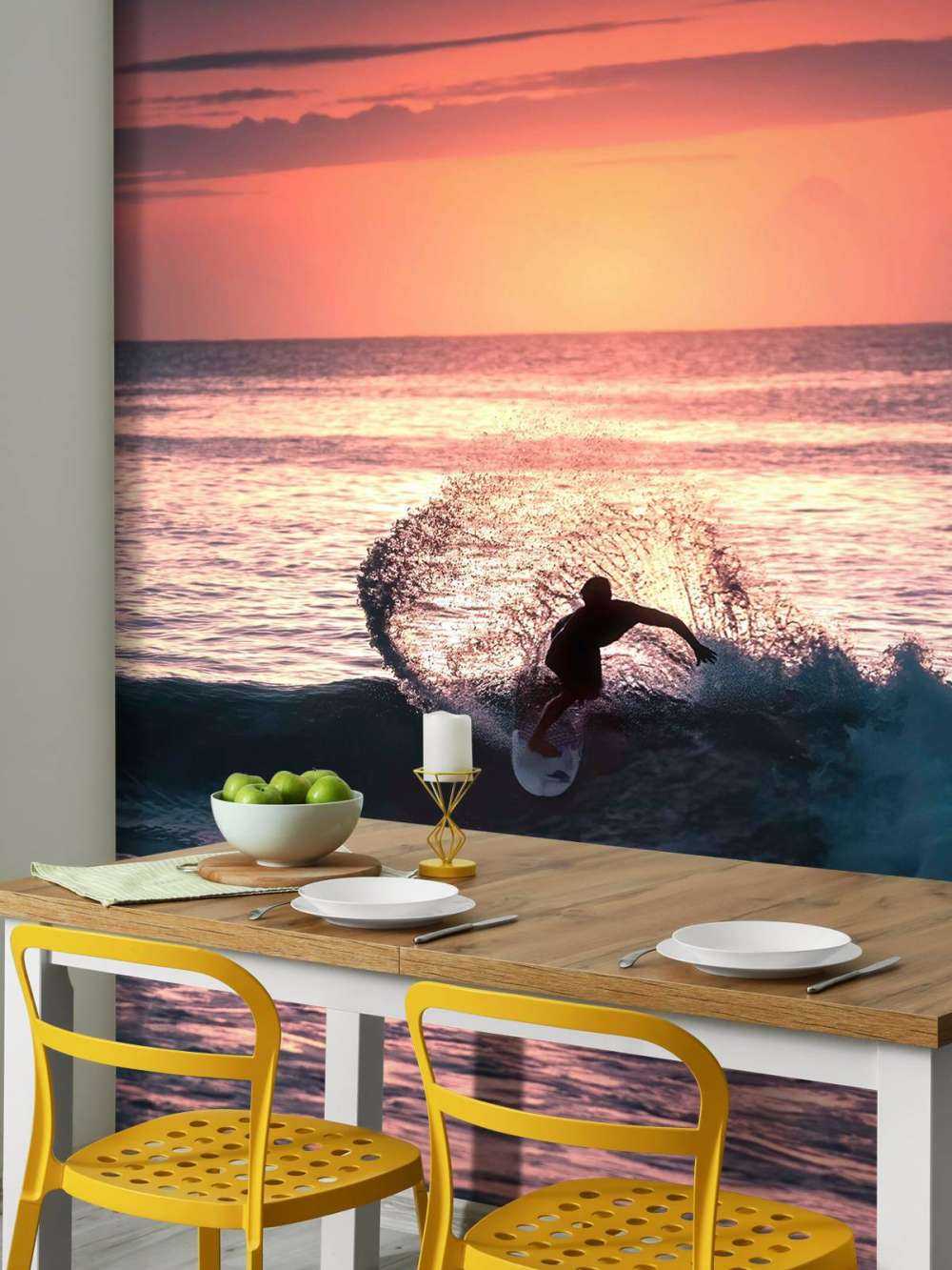 Surfer in de roze avondgloed