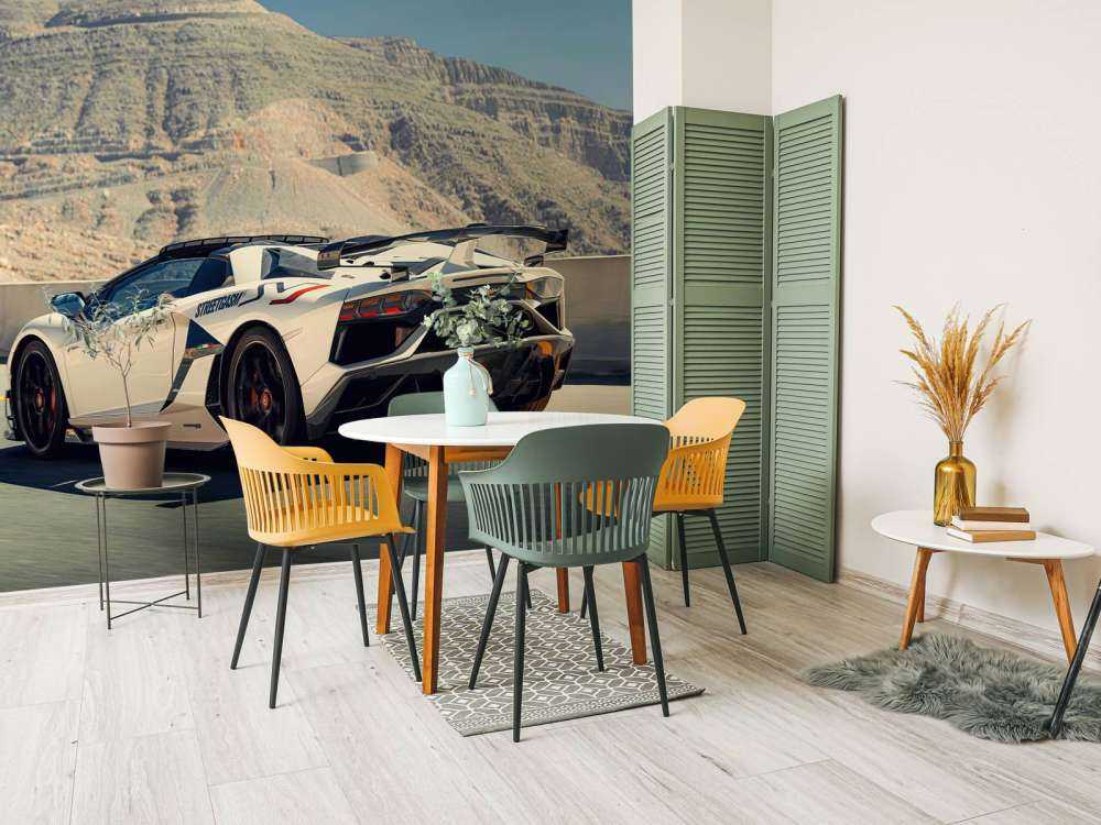 Witte supercar op bergpas