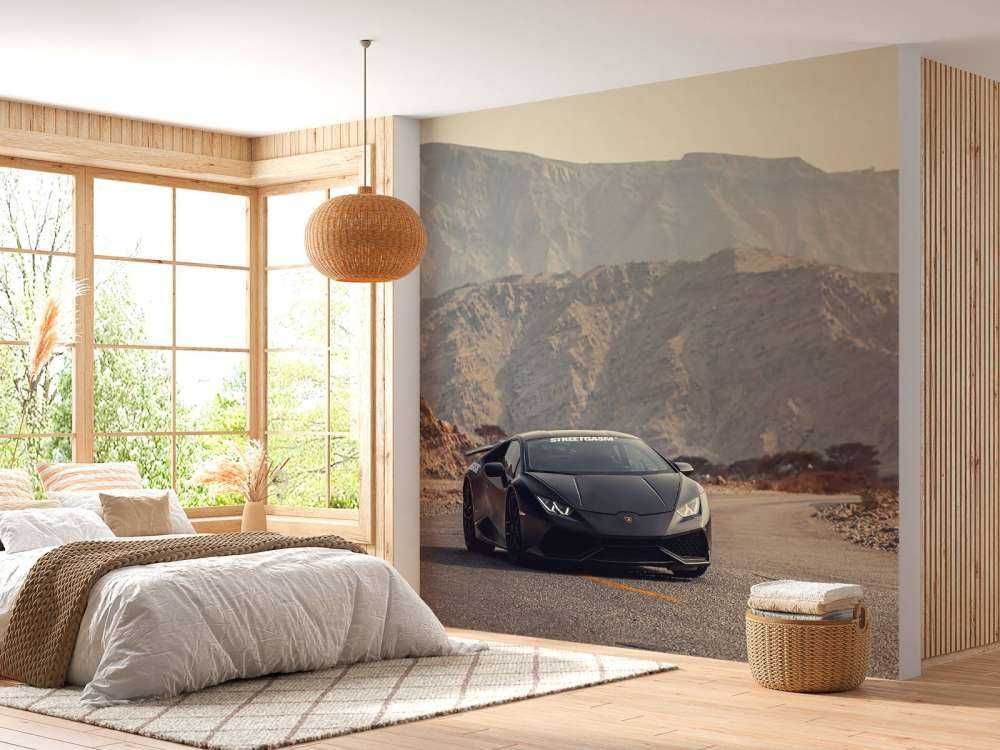 Zwarte supercar in woestijn