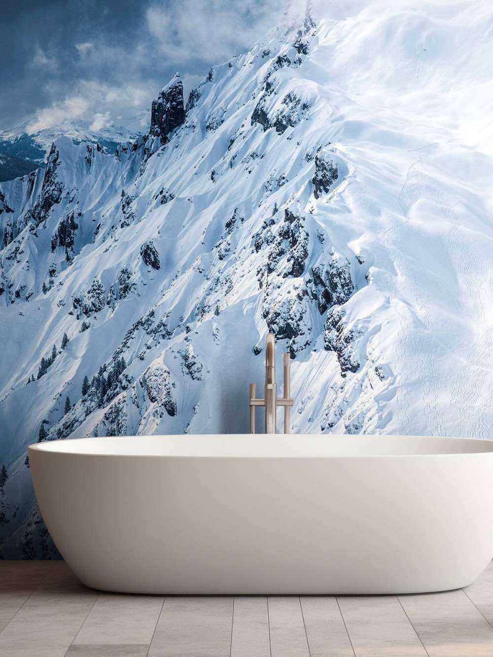 Sneeuwkammen onder stormachtige wolken